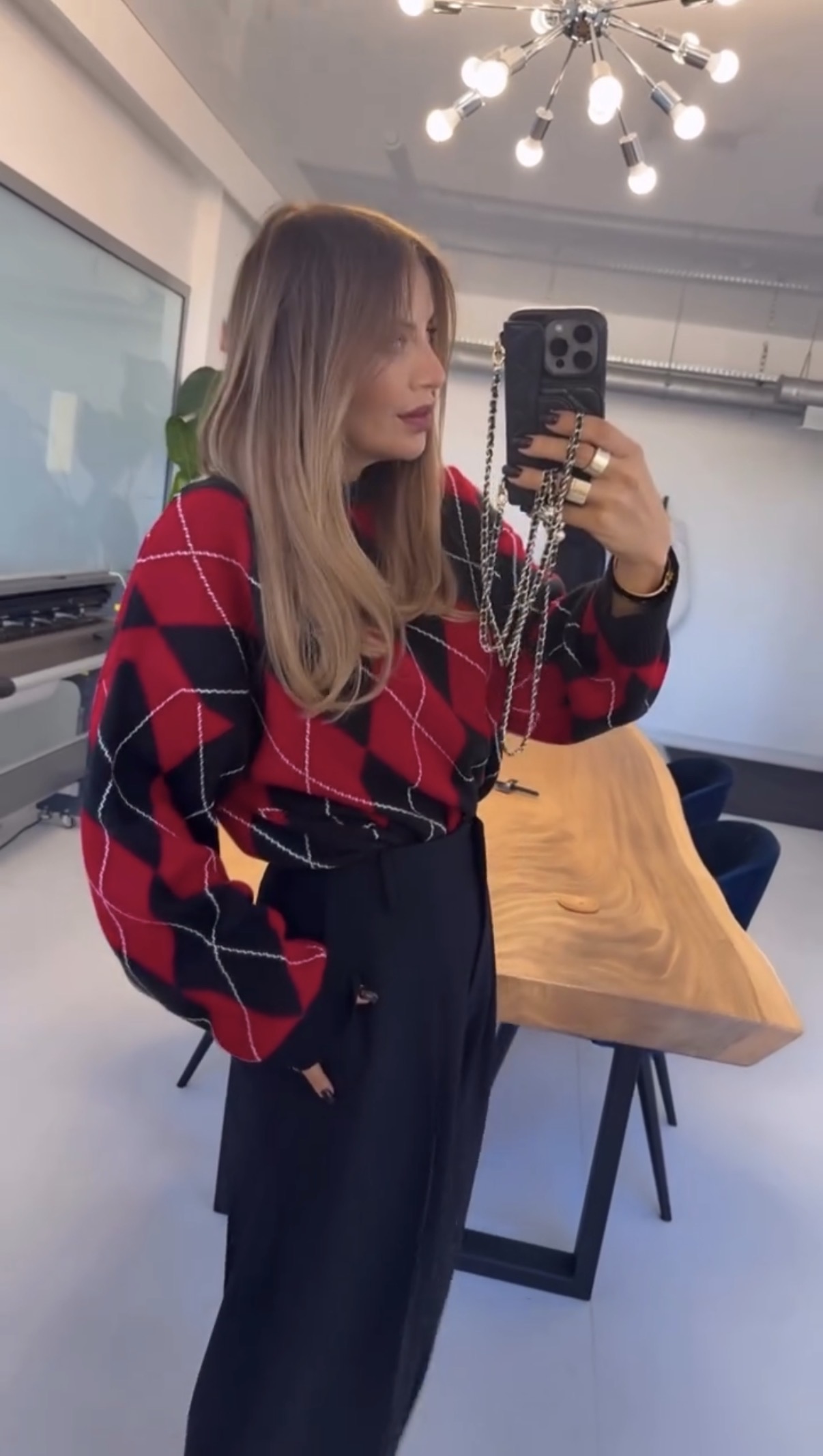 SWETER_W_ROMBY_-_czerwono_czarny_